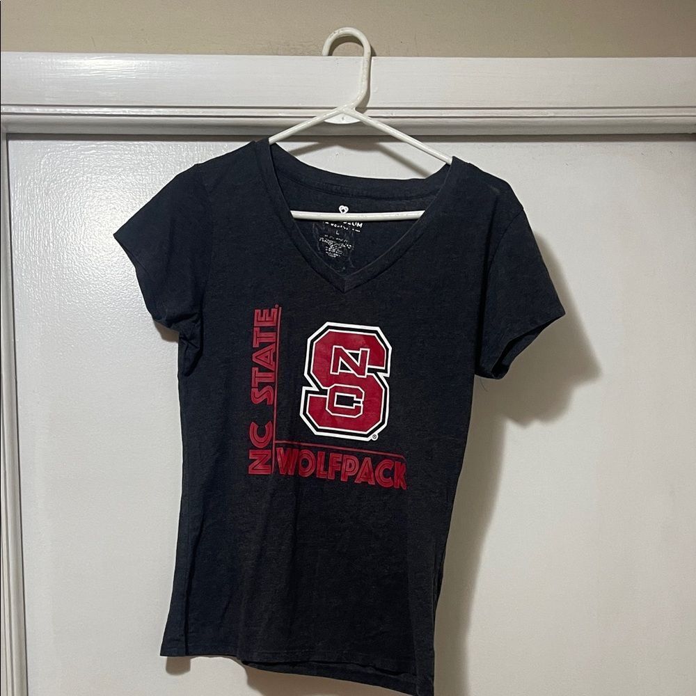 North Carolina State Colosseum Women's Gray V-Neck T-Shirt size large
